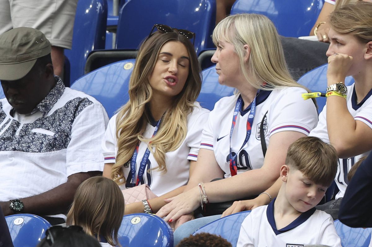 N-au respectat codul vestimentar » Partenerele fotbaliștilor englezi au ocupat un întreg sector VIP la Anglia - Slovacia