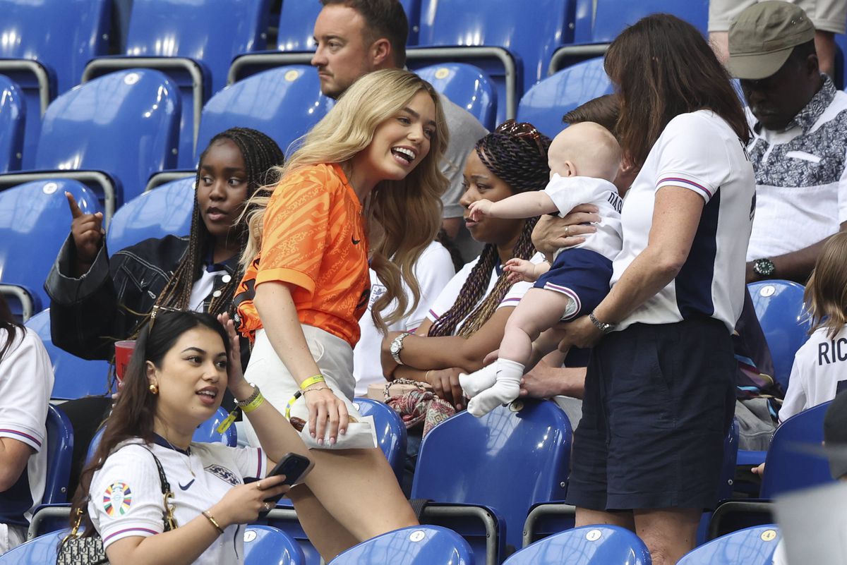 Partenerele fotbaliștilor la Anglia - Slovacia