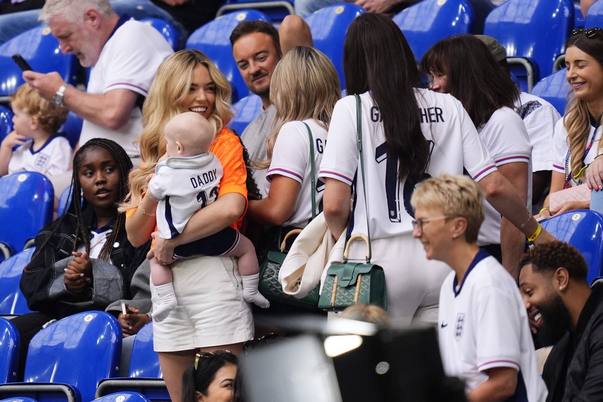 N-au respectat codul vestimentar » Partenerele fotbaliștilor englezi au ocupat un întreg sector VIP la Anglia - Slovacia