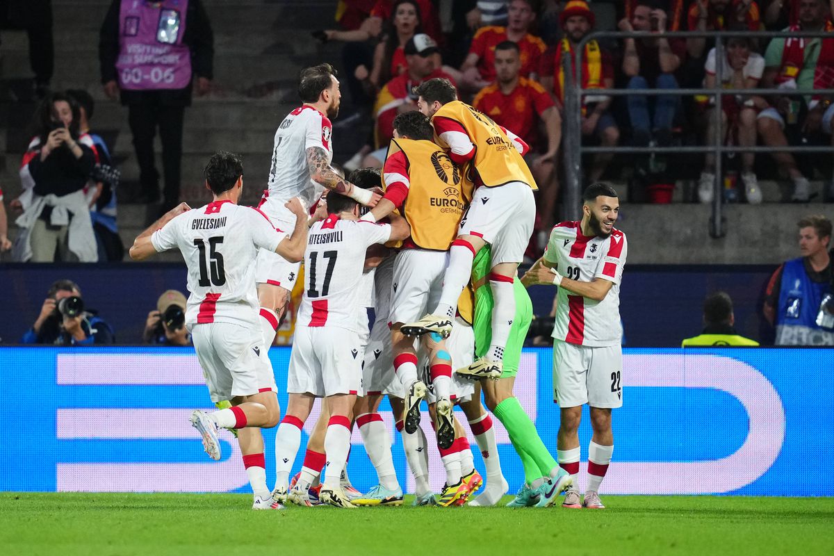 Imagini uluitoare cu georgienii după eliminarea în „optimi” de la Euro 2024! Ce au primit jucătorii lui Sagnol și cum a fost întâlnirea cu fanii în Tbilisi!