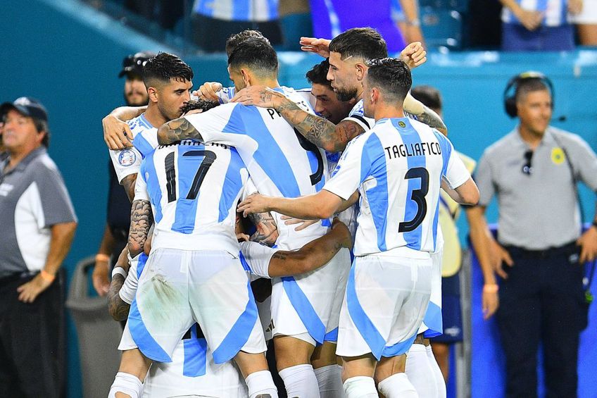 Argentina a învins cu scorul de 2-0 selecționata din Peru, asigurându-și calificarea în „sferturile” de la Copa America de pe prima poziție.