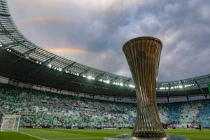 UEFA a exclus două echipe din ediția următoare a cupelor europene! Lyon și Crystal Palace, amânate