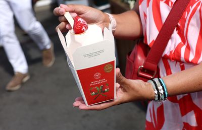 Pentru prima dată în 15 ani, Wimbledon a crescut prețul celebrelor căpșuni cu frișcă! Cât costă începând de astăzi