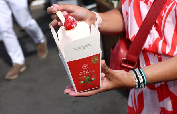 Pentru prima dată în 15 ani, Wimbledon a crescut prețul celebrelor căpșuni cu frișcă! Cât costă începând de astăzi