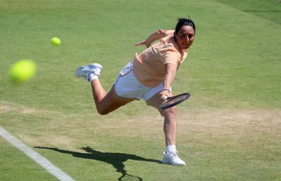 Ons Jabeur, răpusă din nou de căldura și umiditatea de la Wimbledon » Tunisianca a abandonat după 80 de minute de meci