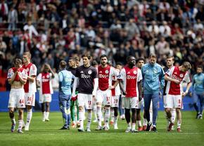 Ajax concediază 7 jucători prin WhatsApp