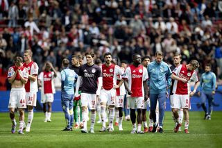 Ajax concediază 7 jucători prin WhatsApp