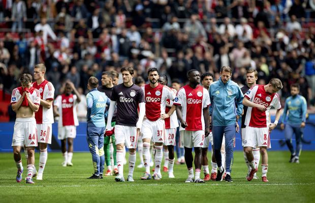 Ajax concediază 7 jucători prin WhatsApp
