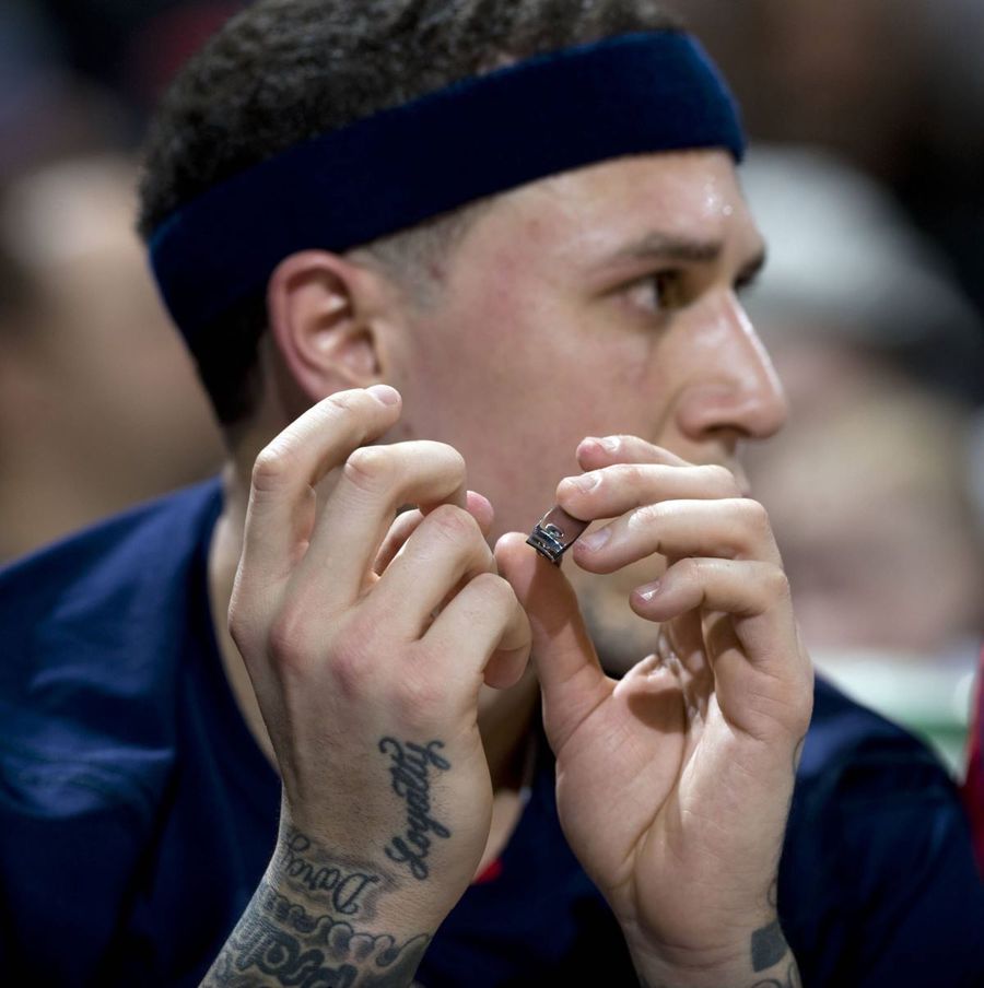 Mike Bibby scurtându-și unghiile cu cleștele în timpul unui meci Foto: Imago Images Celebrul Sergio Goycochea făcea pipi pe el înainte de penalty: „Era talismanul meu!” » Cele mai ciudate și nebune superstiții din sport