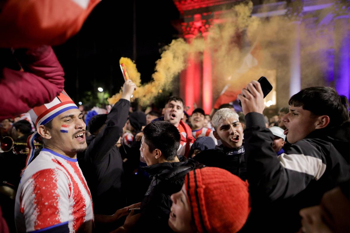Sărbătoare în Paraguay după calificarea în optimile Mondialului // foto: Imago și X