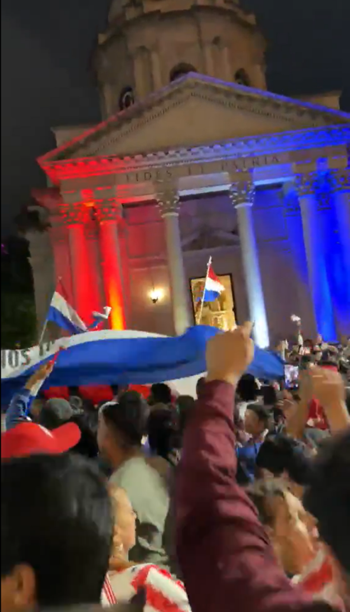 Nebunie la miezul nopții pe străzile din Paraguay, după calificarea uriașă în optimile Mondialului
