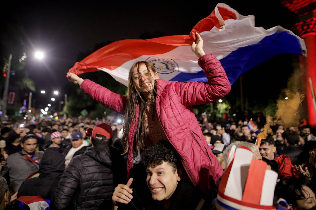 Nebunie la miezul nopții pe străzile din Paraguay, după calificarea uriașă în optimile Mondialului