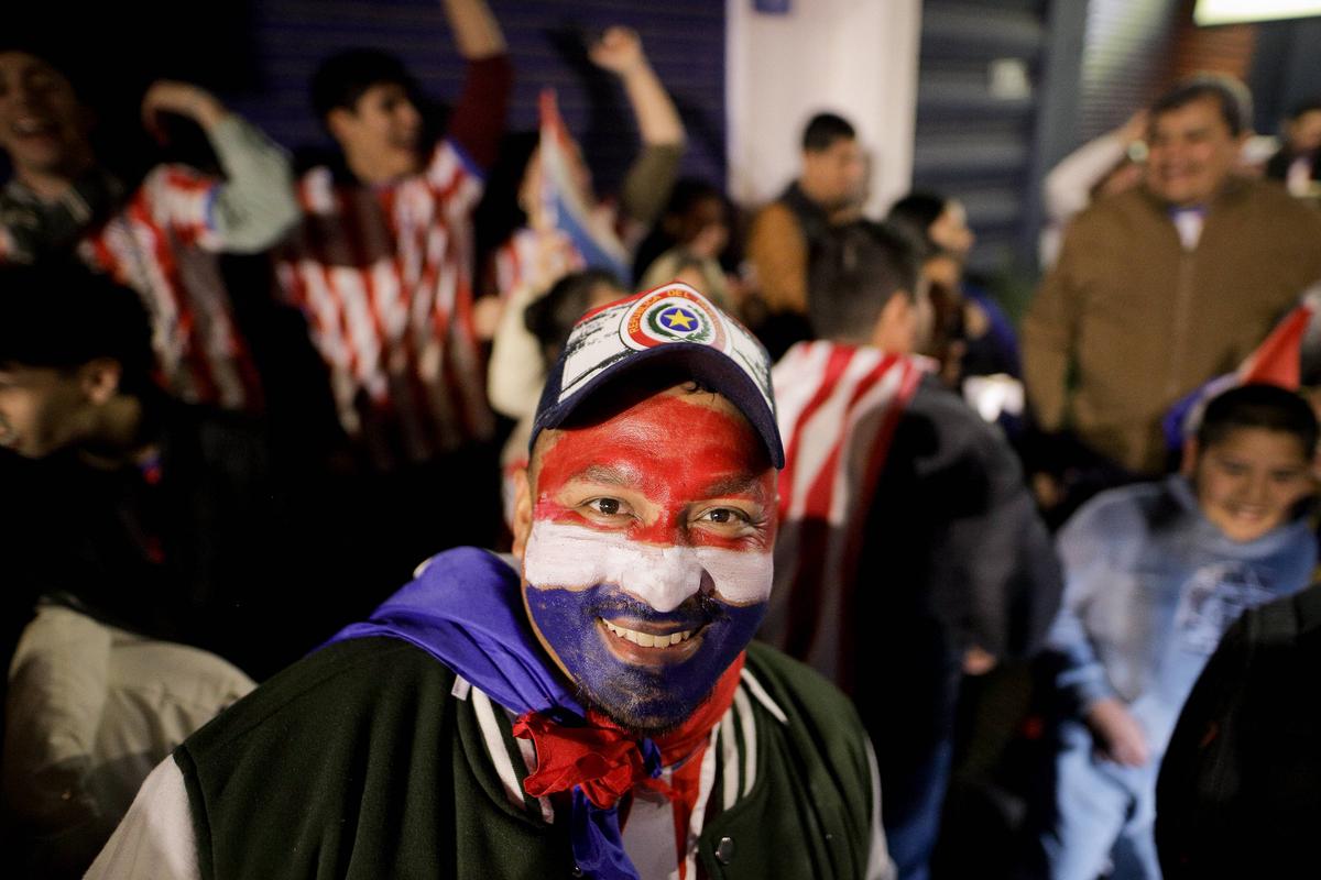 Nebunie la miezul nopții pe străzile din Paraguay, după calificarea uriașă în optimile Mondialului