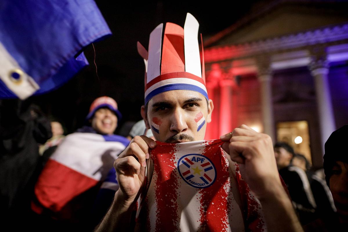 Nebunie la miezul nopții pe străzile din Paraguay, după calificarea uriașă în optimile Mondialului