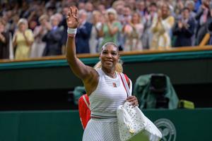 Serena Williams, învinsă în primul tur la Wimbledon pe tabloul de simplu după o bătălie de trei seturi