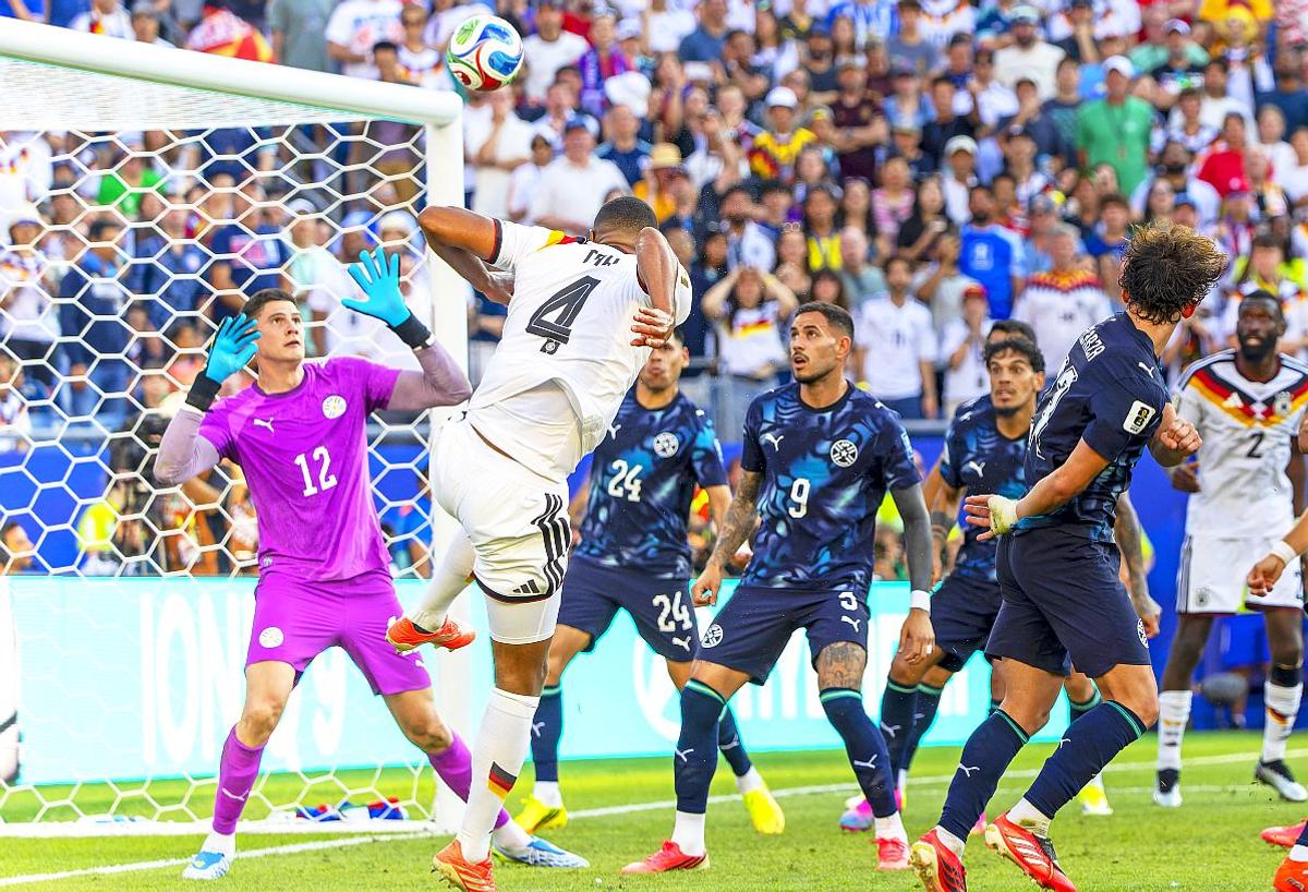 Anonimul care și-a vândut toate hainele pentru fiul bolnav a fost umilit public de Chilavert, a venit FALIT la Mondial, iar acum a șocat istoria fotbalului!