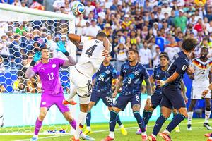 Anonimul care și-a vândut toate hainele pentru fiul bolnav, a fost umilit public de Chilavert, a venit FALIT la Mondial, iar acum a șocat istoria fotbalului!