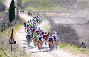 Strade Bianche: Prima clasică a noului sezon promite o luptă strânsă între Van der Poel, Alaphilippe și Van Aert pe străzile albe din Toscana