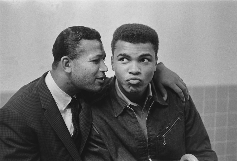 Doi sportivi imenși: Sugar Ray Robinson (stânga) și Muhammad Ali Cine e cel mai mare boxer din toate timpurile? Leonard Doroftei a răspuns în podcastul GSP: „El este, nu Mayweather!”