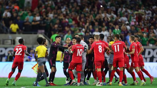 Meci oprit și bătaie între jucători la partida Mexic - Canada! De la ce a pornit totul