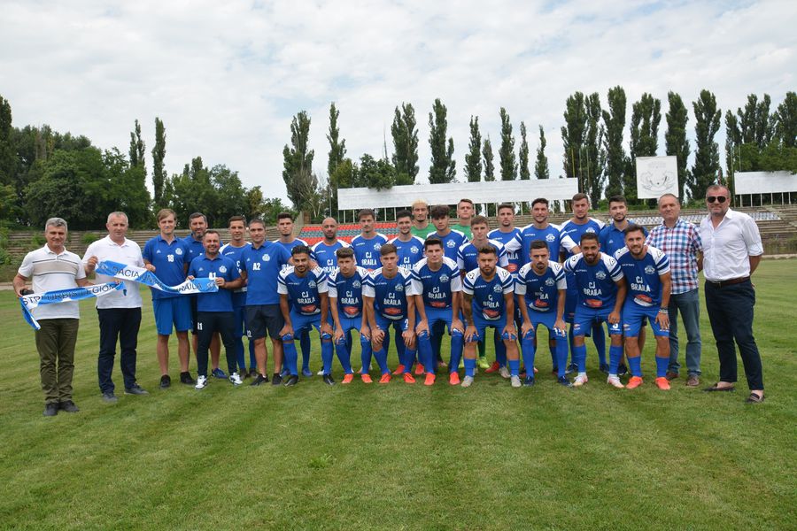 Jucătorii Daciei Unirea Brăila s-au pozat cu noii investitori / FOTO: Facebook @DaciaUnireaBraila Investitori din Emirate în Liga 2: „Primul pas spre revenire”