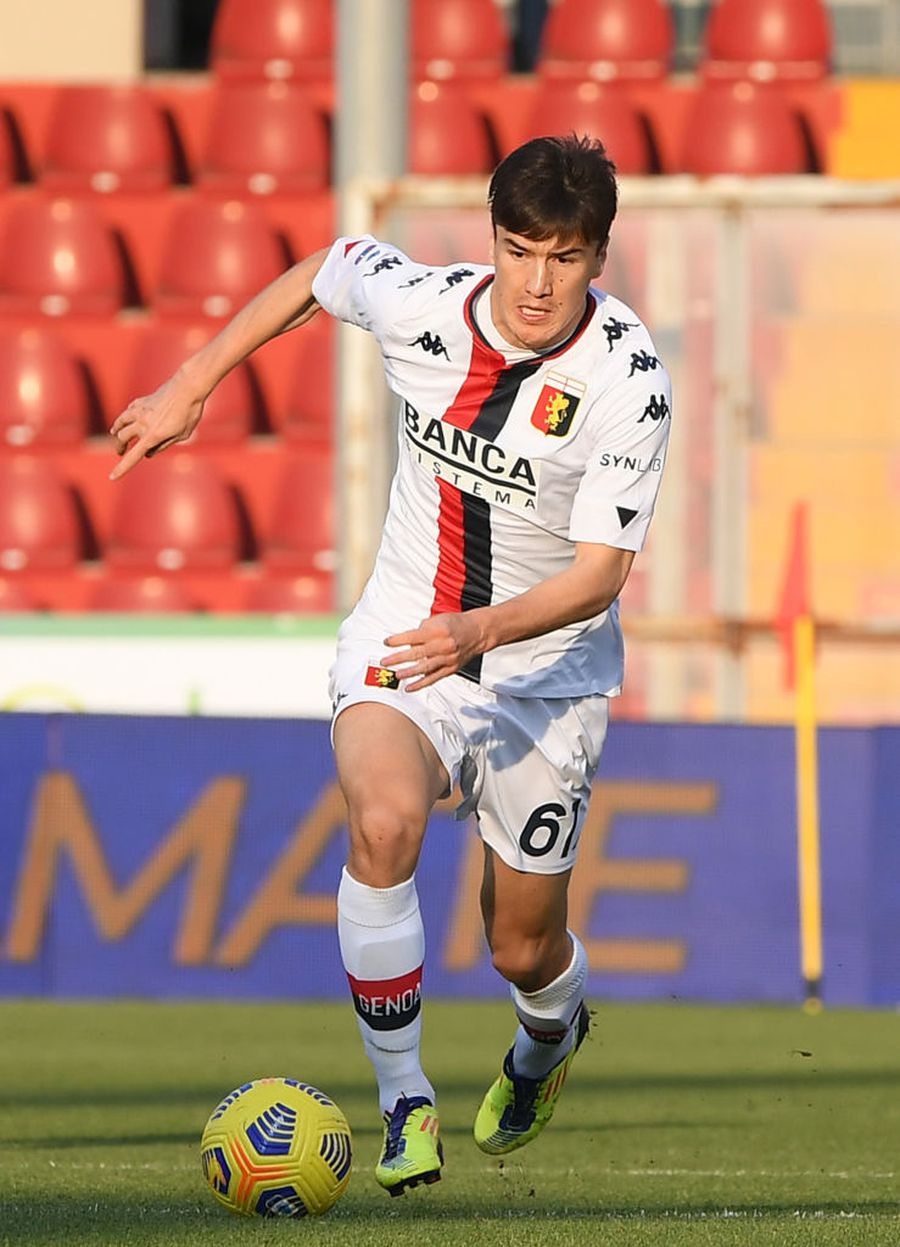 Shomurodov evoluând pentru Genoa Foto:GettyImages Transfer surpriză făcut de Mourinho » Roma și-a luat atacant din Uzbekistan!
