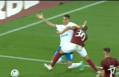 Hațegan n-a revenit din vacanță » Nu a văzut un penalty cât casa în Rapid - Farul