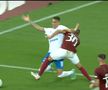 Farul a cerut penalty în minutul 67 al partidei cu Rapid, după un duel între Jefte Betancor și Alexandru Dandea.