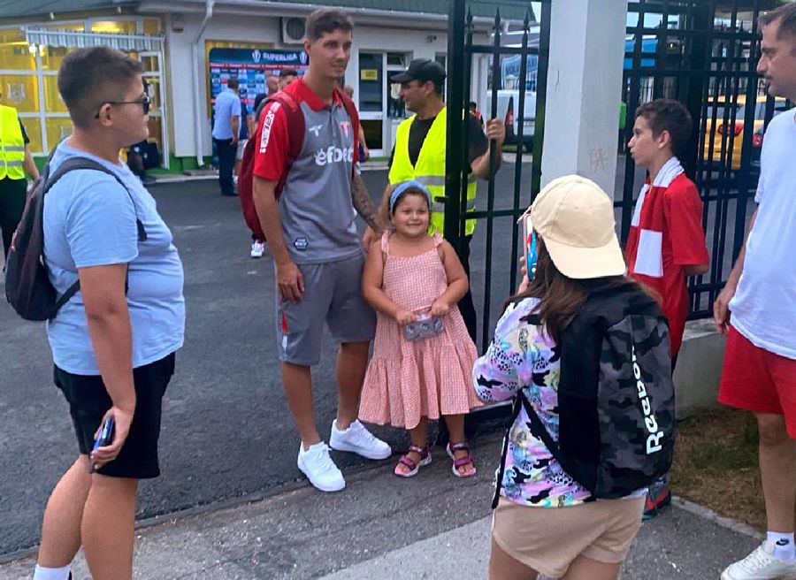 David Miculescu s-a fotografiat cu copiii veniți special să-l vadă / FOTO: Remus Dinu (GSP.ro) Invizibilul Miculescu, visătorul Miculescu, amabilul Miculescu » 3 momente cu noul transfer al lui Becali, la ultimul meci pentru UTA