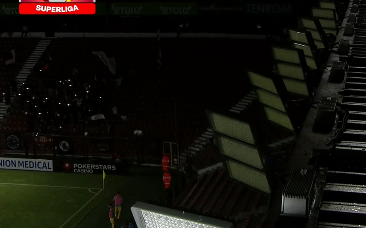 CFR Cluj - CS Mioveni, întrerupt circa 40 de minute din cauza defectării instalaţiei de iluminat » Dacă se stingea din nou, gazdele ar fi pierdut meciul la „masa verde”