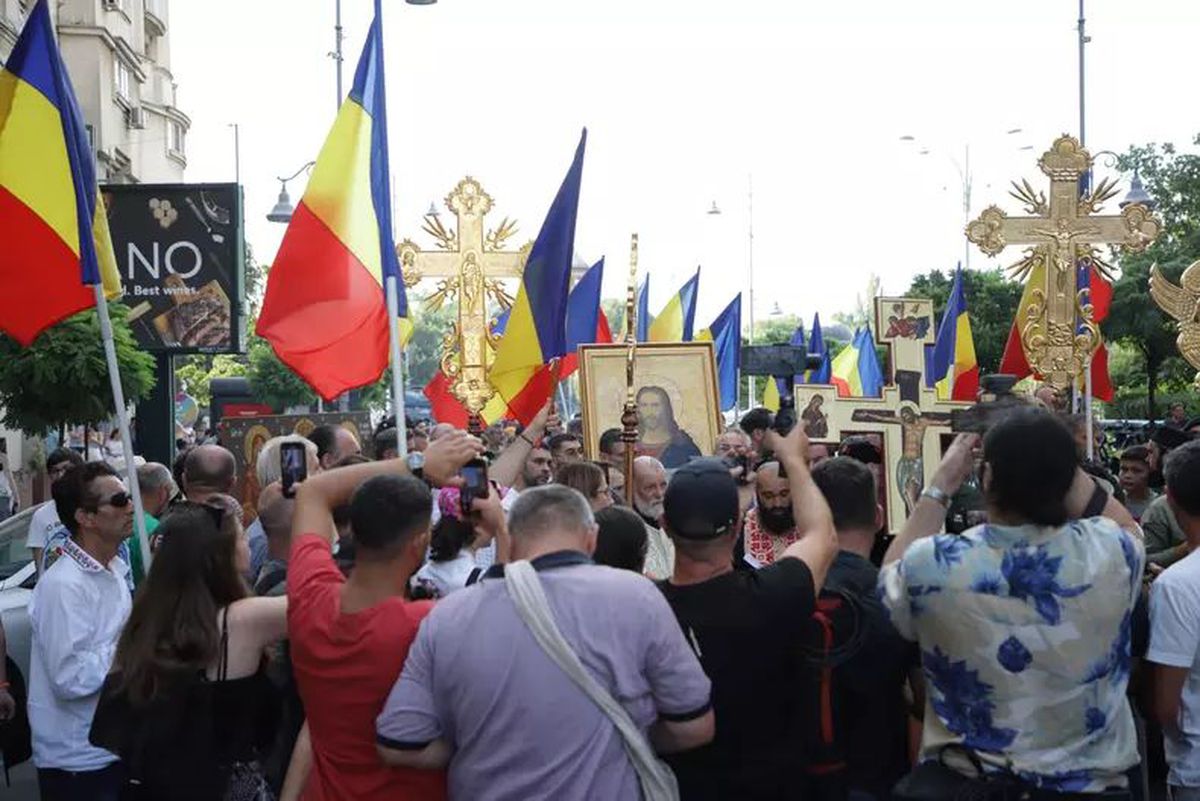 Gigi Becali a ieșit în stradă cu o „armată” de preoți și zeci de susținători: „Sfințesc Calea Victoriei după marșul LGBT” » Imagini incredibile de la Palat și din oraș + Discurs homofob în direct