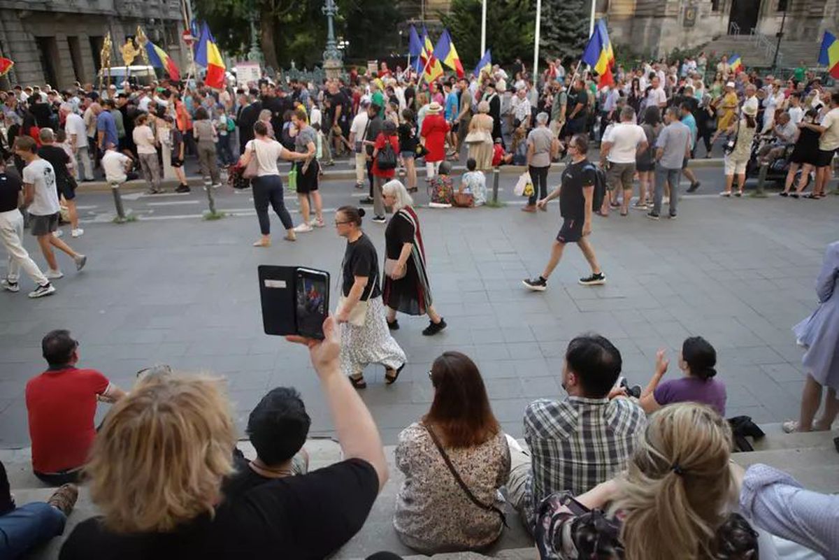 Gigi Becali a ieșit în stradă cu o „armată” de preoți și zeci de susținători: „Sfințesc Calea Victoriei după marșul LGBT” » Imagini incredibile de la Palat și din oraș + Discurs homofob în direct
