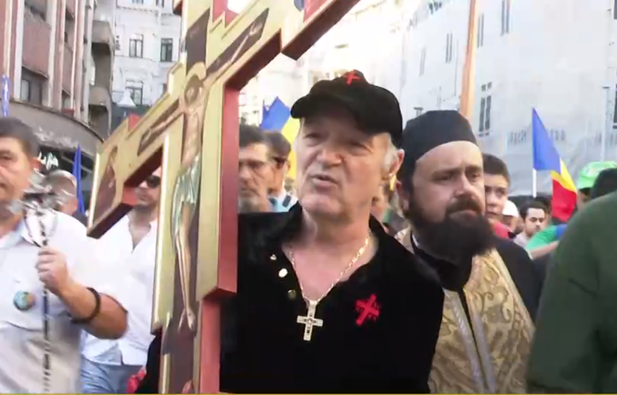 Gigi Becali, Alexandru Tudor și preoții înainte de plecarea la marșul prin București