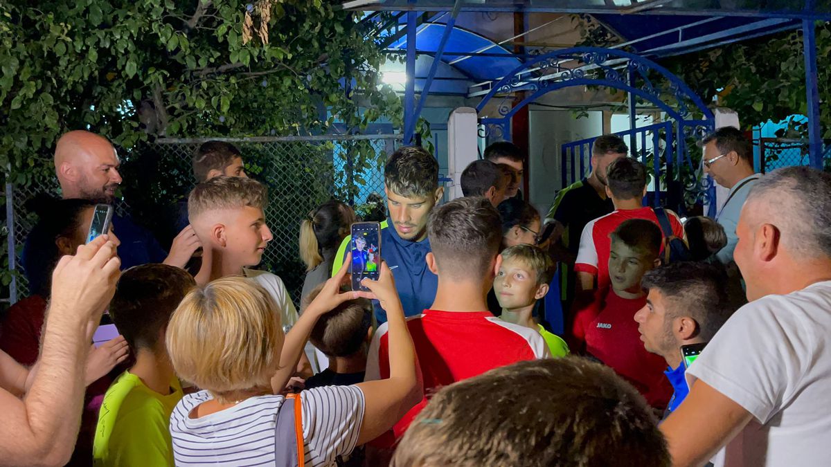 Jucătorii de la FCSB, asaltați de fani după meci