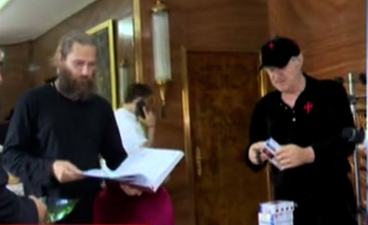 Gigi Becali, Alexandru Tudor și preoții înainte de plecarea la marșul prin București