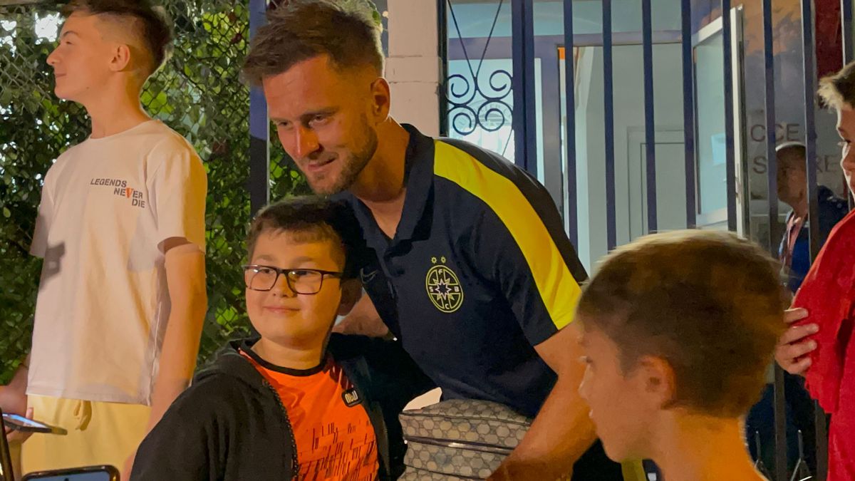 Jucătorii de la FCSB, asaltați de fani după meci