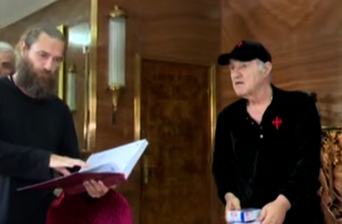 Gigi Becali a ieșit în stradă cu o „armată” de preoți și zeci de susținători: „Sfințesc Calea Victoriei după marșul LGBT” » Imagini incredibile de la Palat și din oraș + Discurs homofob în direct