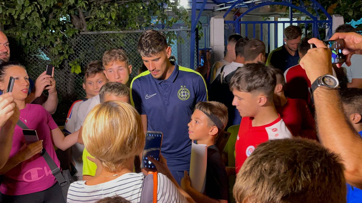 Jucătorii de la FCSB, asaltați de fani după meci