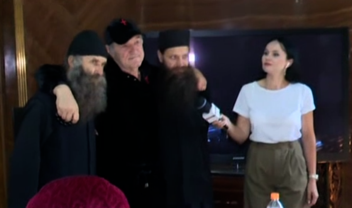 Gigi Becali, Alexandru Tudor și preoții înainte de plecarea la marșul prin București