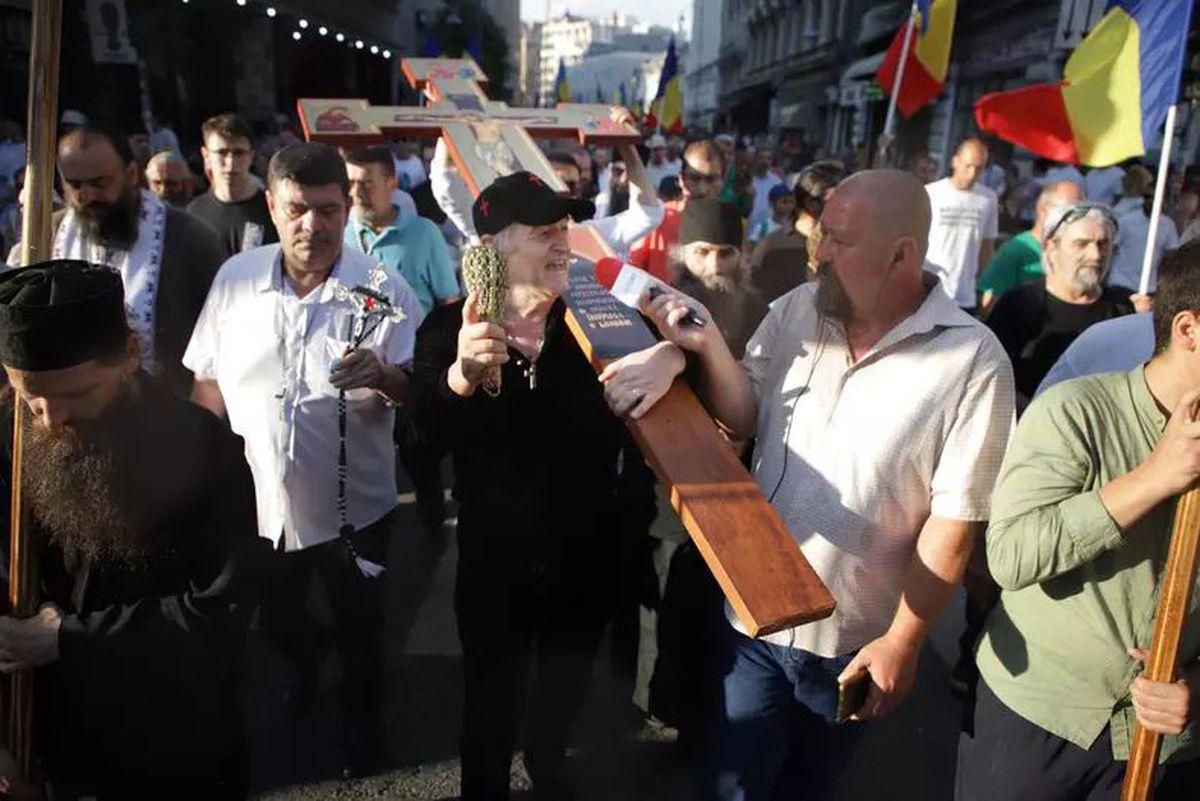 Gigi Becali, Alexandru Tudor și preoții înainte de plecarea la marșul prin București