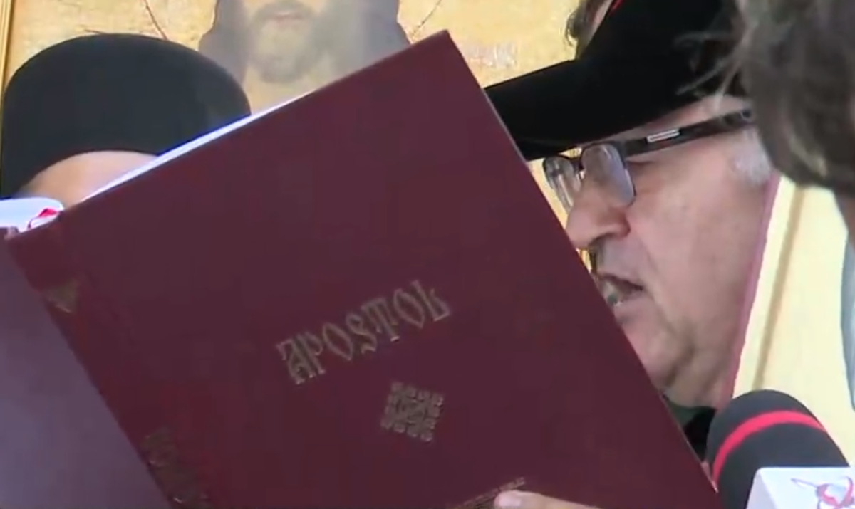 Gigi Becali, Alexandru Tudor și preoții înainte de plecarea la marșul prin București