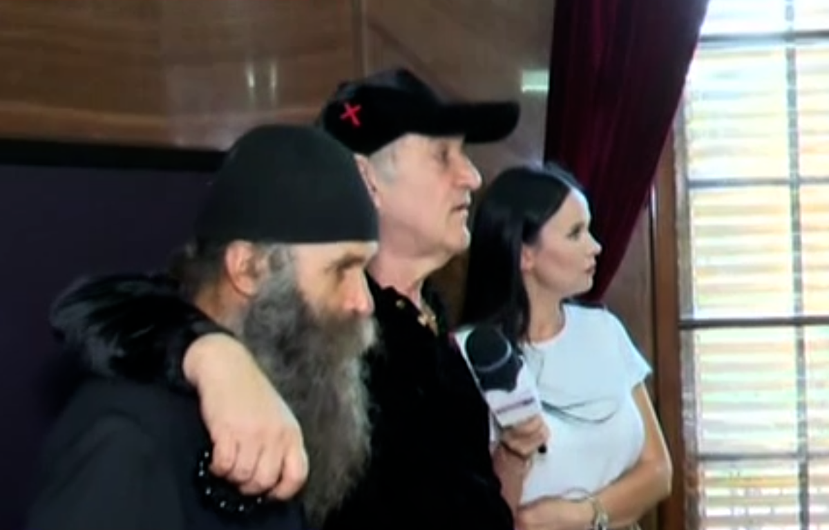 Gigi Becali, Alexandru Tudor și preoții înainte de plecarea la marșul prin București