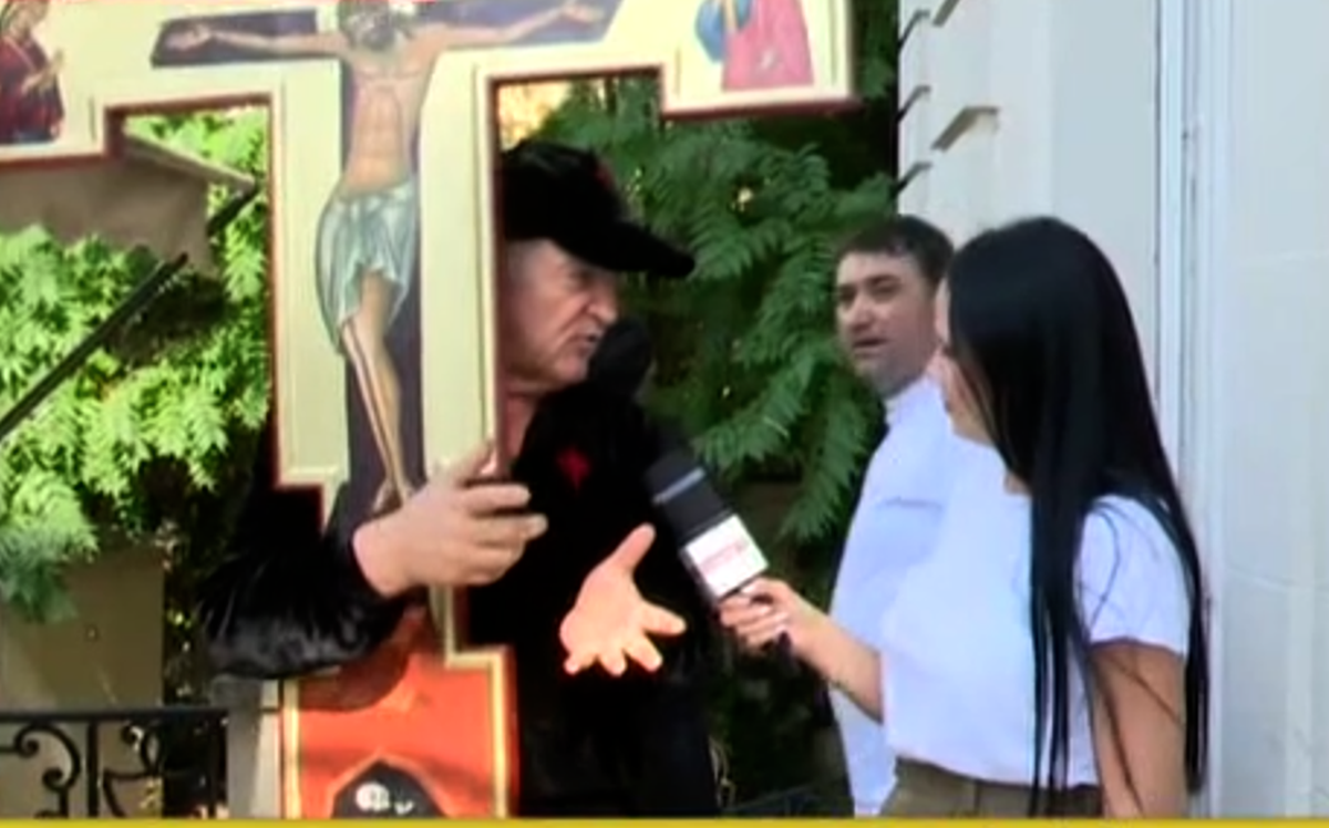 Gigi Becali, Alexandru Tudor și preoții înainte de plecarea la marșul prin București