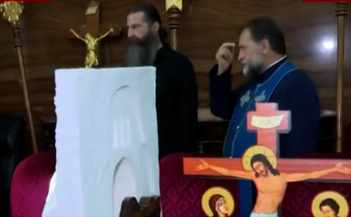 Gigi Becali a ieșit în stradă cu o „armată” de preoți și zeci de susținători: „Sfințesc Calea Victoriei după marșul LGBT” » Imagini incredibile de la Palat și din oraș + Discurs homofob în direct