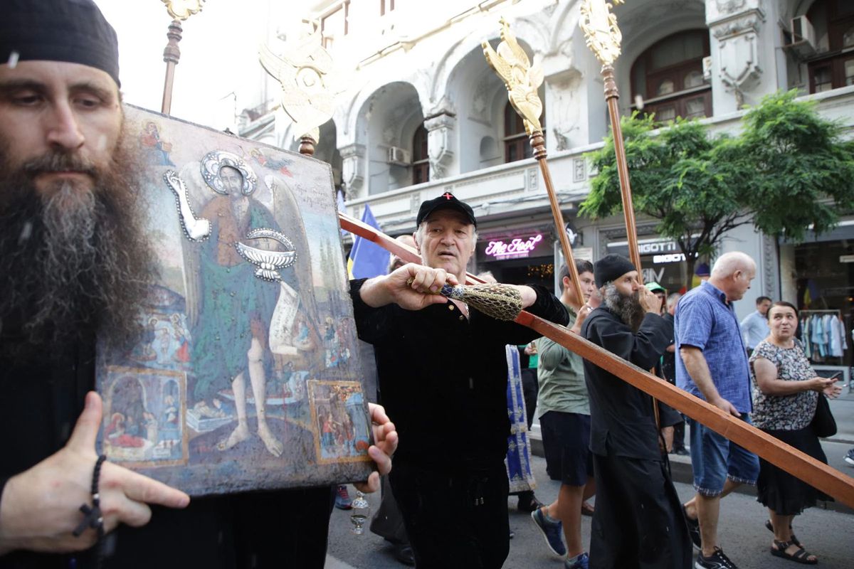 Gigi Becali a ieșit în stradă cu o „armată” de preoți și zeci de susținători: „Sfințesc Calea Victoriei după marșul LGBT” » Imagini incredibile de la Palat și din oraș + Discurs homofob în direct