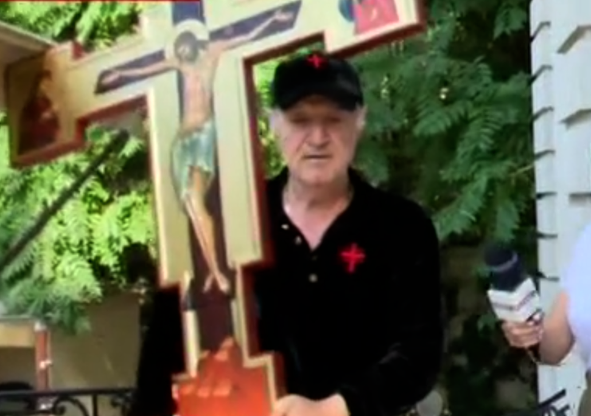 Gigi Becali a ieșit în stradă cu o „armată” de preoți și zeci de susținători: „Sfințesc Calea Victoriei după marșul LGBT” » Imagini incredibile de la Palat și din oraș + Discurs homofob în direct