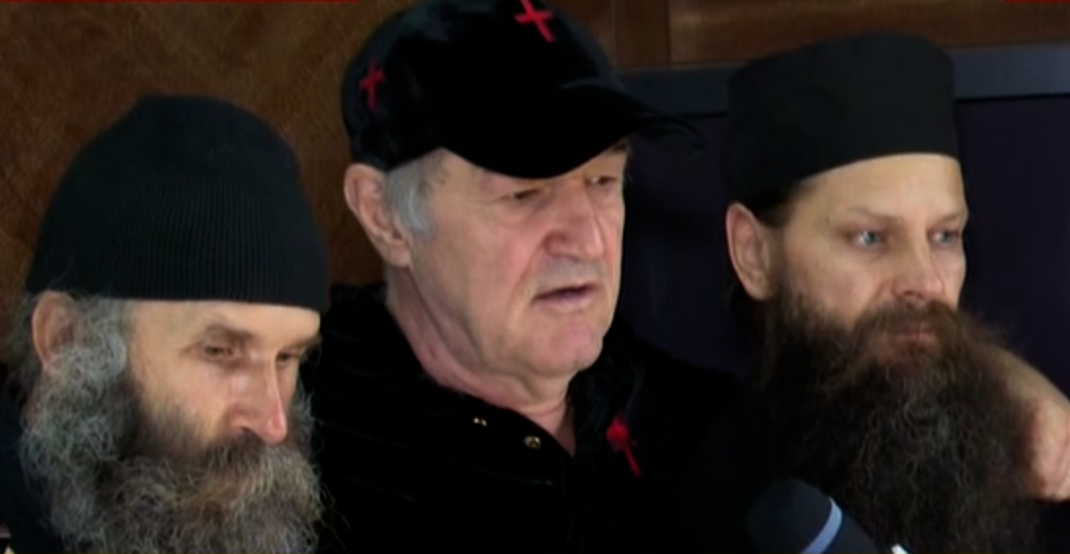 Gigi Becali, Alexandru Tudor și preoții înainte de plecarea la marșul prin București