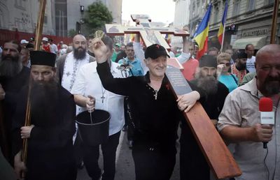 Gigi Becali a ieșit în stradă cu o „armată” de preoți și zeci de susținători: „Sfințesc Calea Victoriei după marșul LGBT” » Imagini incredibile de la Palat și din oraș + Discurs homofob în direct