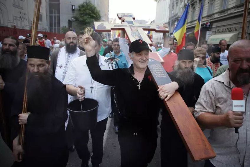 Gigi Becali, Alexandru Tudor și preoții înainte de plecarea la marșul prin București. Foto: Eli Driu (Libertatea)