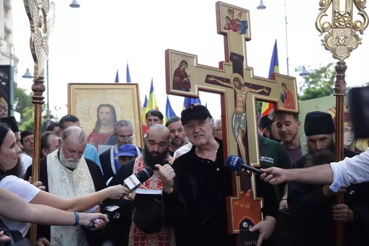 Gigi Becali, Alexandru Tudor și preoții înainte de plecarea la marșul prin București